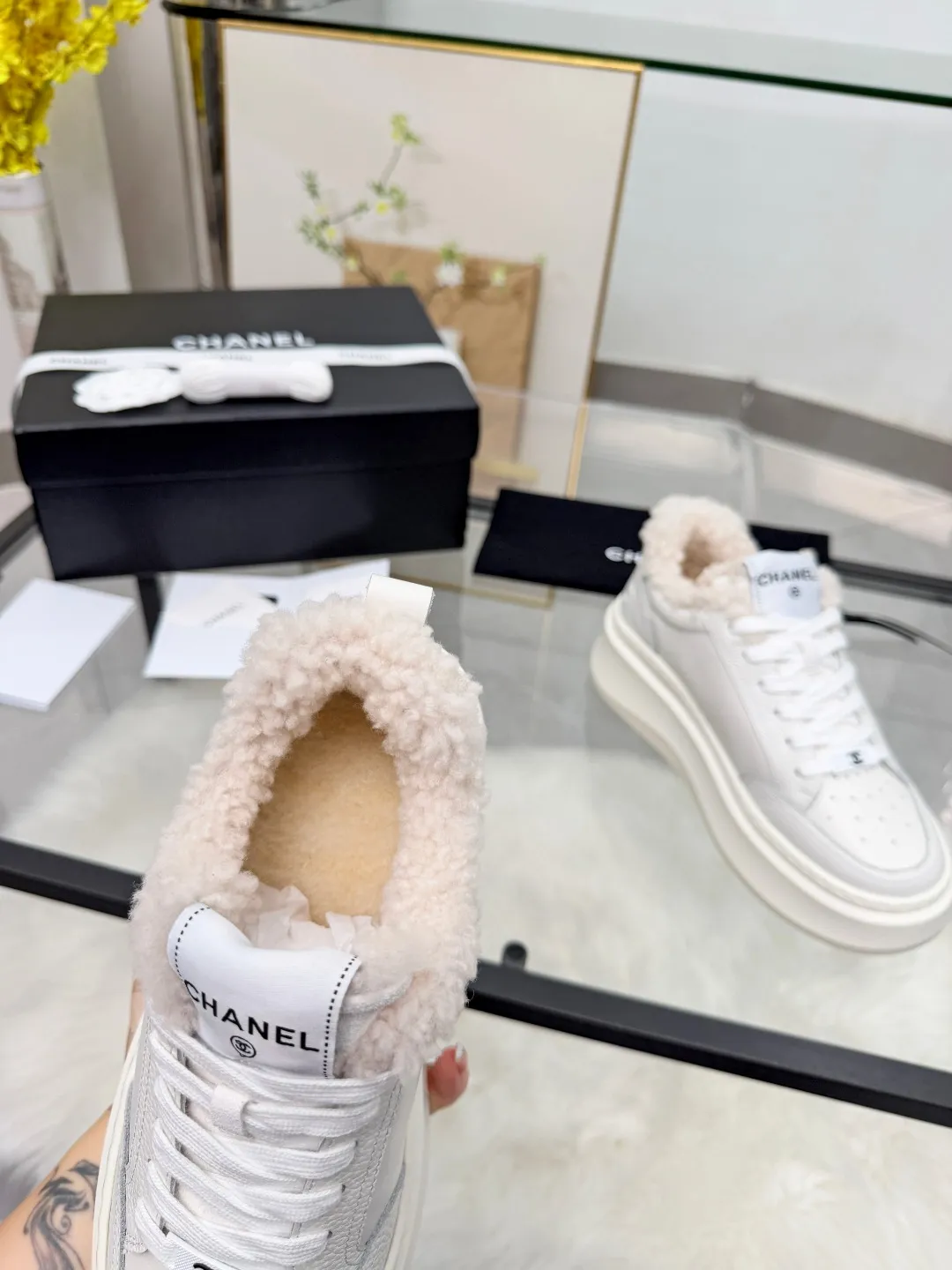 👟👟Ex-factory price 500👟👟 CHANEL 25C new autumn and winter sports shoes official website is available at the same time ❤️ Out of stock at counters. Major bloggers are recommending new styles on social days. This season’s new styles are simply eye-catching and look great on the feet. The casual casual sports style is cool and natural, interpreting Chanel’s fashionable femininity. The overall customization makes all sports shoes on the market at that time obsolete. This series is now available for sale! The upper is made of custom imported pebbled calf leather ➕ custom frosted calf leather. The lining is made of original one-to-one professionally customized mesh. Hardware accessories. Original full set of molds (not common in the market). Original custom molded TPU combination outsole. Height 4 cm. Women's size 35-40.